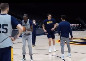 NIKOLA JOKIĆ ‘OPLEO’ NA TRENINGU: Srpski centar učio saigrače da igraju kolo, a samo jedan as Denvera je pokušao da isprati ‘Džokera’! (VIDEO)