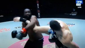 DOBILI SMO NOKAUT GODINE: Srbin brutalnim potezom patosirao ‘Drobilicu kostiju’ (VIDEO)