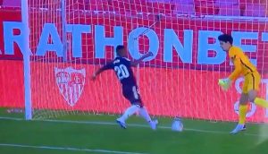 SVE JE PROMAŠIO! Fudbaler Reala se obrukao protiv Sevilje (VIDEO)