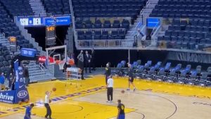 OVAJ ČOVEK JE NEVEROVATAN: Pogledajte nestvaran koš Stefa Karija – pred duel sa Jokićem, šutirao sa tribina (VIDEO)