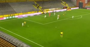 TOTALNI HAOS U ŠVEDSKOM PRVENSTVU: Ovo je najluđi i najprljaviji način da protivniku prekinete kontru! (VIDEO)