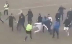 HAOS KAKAV SE NE PAMTI: Navijači uleteli na teren nakon odlučujuće utakmice i nokautirali glavnog sudiju (VIDEO)