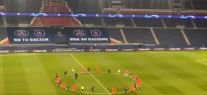 NEVEROVATNA SCENA U PARIZU: Sudije se pridružile igračima i rekle NE RASIZMU! (VIDEO)