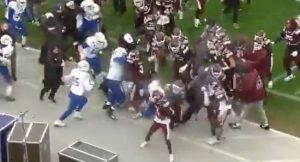 MASOVNA TUČA NA AMERIČKOM FUDBALU! U novogodišnjoj noći sevale su pesnice na sve strane! (VIDEO)