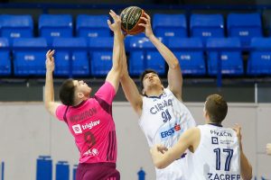 NIJE KAO KECMAN, ALI JE SPEKTAKULARNO! Košarkaš Cibone postigao neverovatnu trojku! (VIDEO)