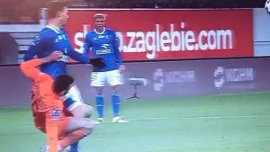 SRBIN BIZARNIM POTEZOM ZAPREPASTIO POLJAKE: Trener mu rekao da dobije žuti karton, a on umalo slomio nogu protivniku (VIDEO)