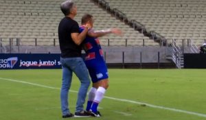 OVO DO SADA NISMO VIDELI: Trener prišao liniji, pa faulirao protivničkog igrača – na kraju nije ni isključen (VIDEO)