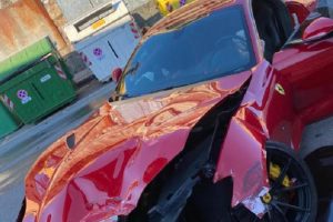 HAOS U ITALIJI ZBOG CRVENOG FERARIJA: Radnik u perionici fudbaleru slupao zver od 300 hiljada evra, njegova reakcija iznenadile sve