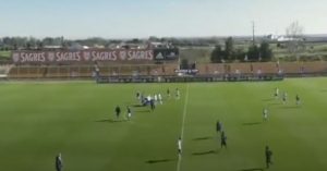 UŽASNA SCENA U PORTUGALU! Fudbaler se onesvestio, oživljavali ga na terenu! (VIDEO)