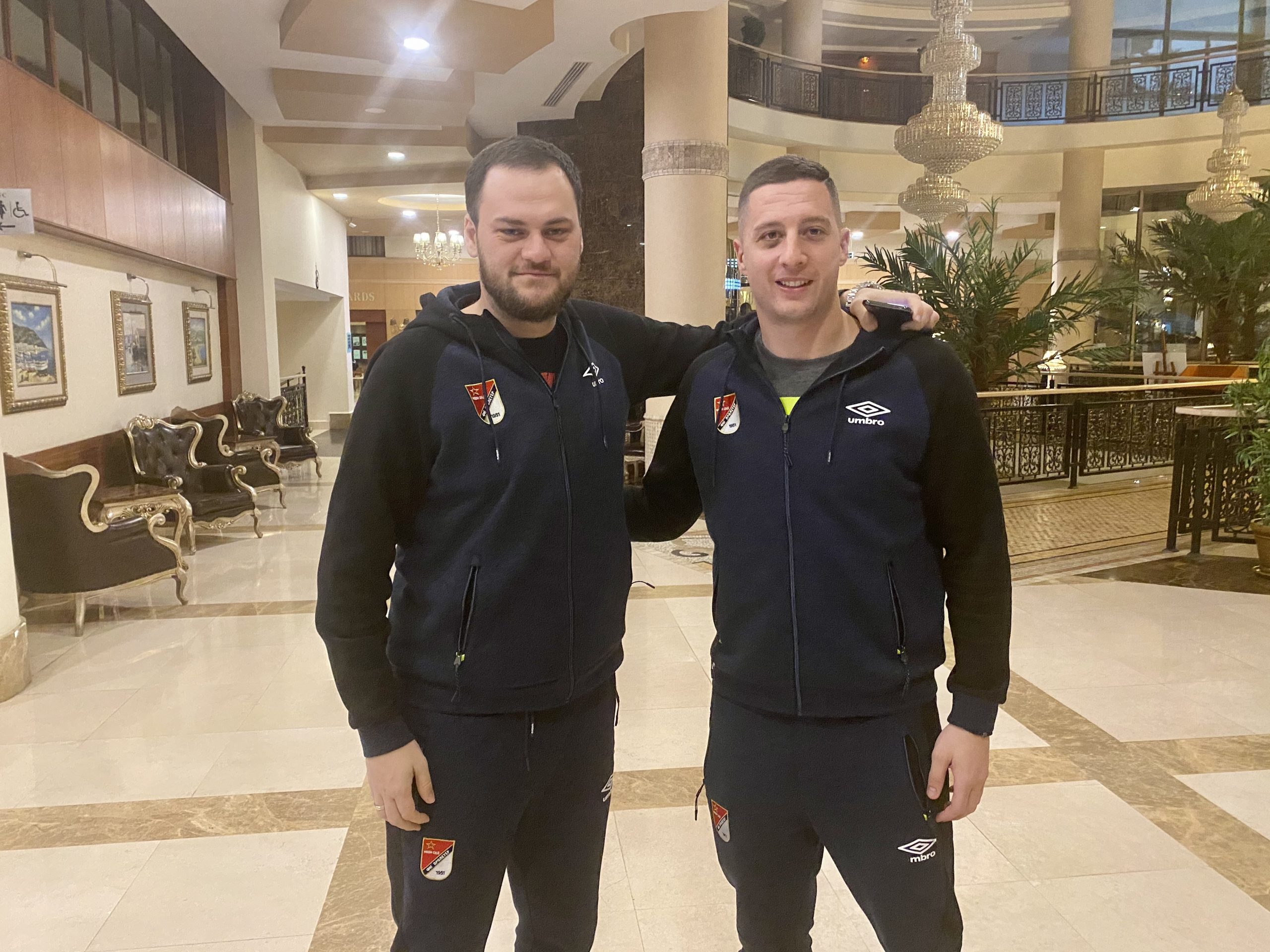 Amir Bislimi I Nikola Petrić poziraju za Hotsport