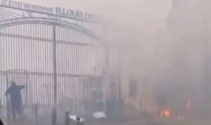 HAOS U MARSEJU SE NASTAVLJA: Iz Francuske stižu užasne slike, besni navijači Olimpika zapalili trening kamp (VIDEO)