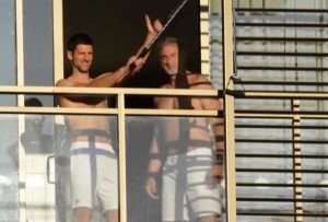 NOVAK TRENIRAO NA TERASI! Novinari u stopu prate Srbina, a njegova reakcija oduševila je sve! (VIDEO)