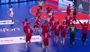 NOVO ČUDO RUKOMETAŠA: Zlata vredna odbrana, Srbija nije pobedila – ali je usledilo veliko slavlje (VIDEO)