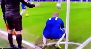 BIZARAN PEH ZBOG KOG MU SE SADA SMEJU: Fudbaler Čelsija hteo da izvede korner, pa samog sebe povredio – navijači osuli paljbu po njemu (VIDEO)