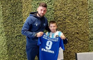 ZA PRIMER DRUGIMA: Radnik iz Surdulice poklonio dres talentovanom dečaku!