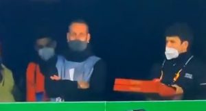 HIT SCENA NA MEČU LIGE EVROPE! Usred utakmice pojavio se ni manje ni više nego – dostavljač pica! (VIDEO)