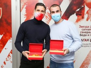 DIJEGO FALĆINELI OBRADOVAO ZVEZDAŠE: Napadač crveno-belih uručio ‘zlatne’ članske karte (VIDEO)