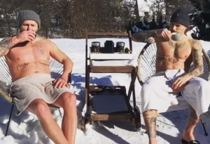 VEZISTA BEZ ODEĆE PIJE KAFU NA -10 STEPENI: Zanimljiv način za odmor! (VIDEO)