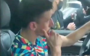 HAOS U BARSI SE NASTAVLJA: Besni navijači opkolili automobil defanzivca jer je skrivio penal, on završio u suzama