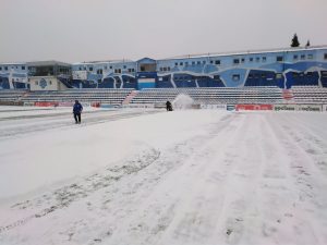 SNEG STVARA VELIKE PROBLEME RADNIKU! Zabeleo se stadion Surduličana (FOTO) (VIDEO)