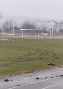 DRSKO I BEZOBRAZNO! Bahati vozač uleteo na stadion i uništio teren vredan 1,6 miliona! (FOTO)