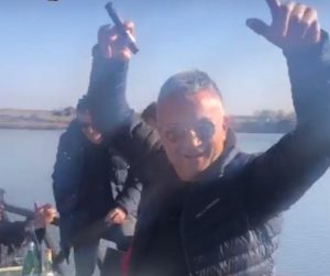 SRĐAN ĐOKOVIĆ NAPRAVIO HAOS: Novakov otac u transu, lomio čaše na proslavi pobede na AO (VIDEO)