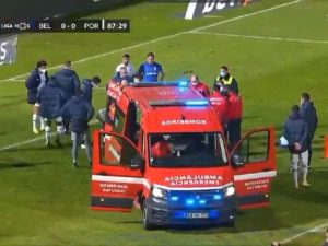 HOROR POVREDA GRUJIĆEVOG SAIGRAČA: Fudbaler Porta pao na glavu i doživeo potres mozga, hitna uletela na teren – igrači plakali (VIDEO)