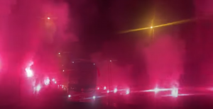 DELIJE PONOVO NAPRAVILE SPEKTAKL: Pogledajte neverovatnu bakljadu duž celog autoputa! (VIDEO)