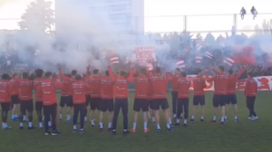 NAVIJAČI DOČEKALI CRVENO-BELE I PRUŽILI PODRŠKU MARKU GOBELJIĆU: Stanković izveo korner i napravio šou! (VIDEO)