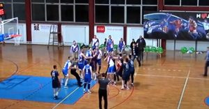HAOS U REPUBLICI SRPSKOJ: Košarkaški meč se pretvorio u boks duel, neverovatne scene! (VIDEO)