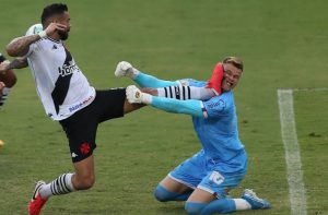 AUUU, JEZIVO! Golman dobio udarac kopačkom pravo u lice! (FOTO) (VIDEO)