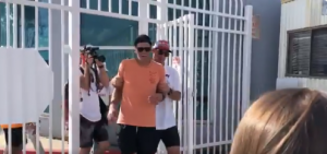 TOM BREJDI SE NAPIO: Pridržavali ga da ne padne, bacao Lombardijev trofej sa brodića! (VIDEO)