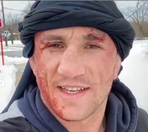 JEZIVA SCENA! UFC borac se prekrstio i skočio u zaleđeno jezero, a onda se dogodilo nešto strašno! (VIDEO)