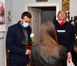 ZVEZDA I MOCART POSETILI SIGURNU KUĆU ZA 8. MART: Stanković i Gajić ulepšali praznik damama