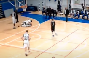 FINTOM ŠUTA POVREDIO DVA PROTIVNIČKA IGRAČA: NBA rezultat na utakmici domaćeg prvenstva! (VIDEO)