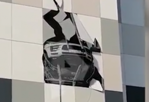 ŠOKANTNE SCENE U RUSIJI: Hokejaš automobilom probio zid na trećem spratu! Automobil je visio nad provalijom! (VIDEO)