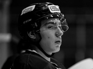 VELIKA TRAGEDIJA U RUSIJI! Mladi hokejaš preminuo posle udarca pakom u glavu (VIDEO)