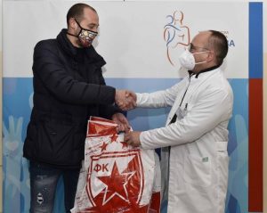 HUMAN GEST CRVENO-BELIH: Zvezdini igrači obezbedili posteljinu za kliniku u Tiršovoj