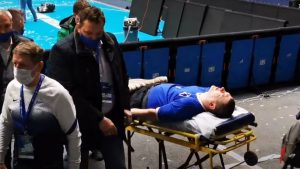 NOVE NEMILE SCENE: Poznati navijač uleteo među igrače, a onda ga je pretuklo obezbeđenje – hitno prevezen u bolnicu (VIDEO)