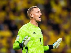 JEZIVE SCENE U ENGLESKOJ! Provalnici upali u kuću golmana Evertona, pred suprugom i decom vadili mačete!