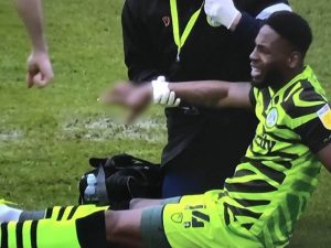 DOBILI SMO NAJJEZIVIJU POVREDU U FUDBALU IKAD: Igraču polomljeni svi prsti, svi na terenu plakali (UZNEMIRUJUĆE SCENE)