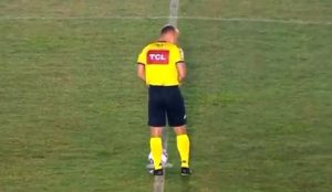 SVET JE U NEVERICI! Fudbalski sudija urinirao nasred terena! (VIDEO)