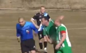 SUDIJA JEDVA IZVUKAO ŽIVU GLAVU! Neverovatne scene u Bugarskoj, glavni arbitar pobegao sa terena! (VIDEO)