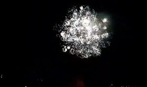 FUDBALERI BARSELONE DOBILI ‘NEOČEKIVANO’ BUĐENJE! Navijači PSŽ-a vatrometom remetili san Katalonaca! (VIDEO)