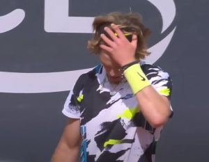 NE OSTAJE MI DOVOLJNO NOVCA: Zaradio je milione u karijeri, pred njim je svetla budućnost, a on kuka!