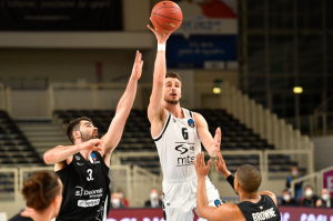 VELIKA BORBA U TRENTU: Partizan gubi na poluvremenu sa košom razlike! (VIDEO)