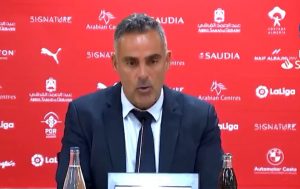 SADIKOV TRENER POLUDEO NA KONFERENCIJI POSLE MEČA: Urlao je u naletu besa! (VIDEO)