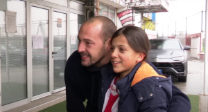 NEOPISIVA RADOST NA STADIONU ‘RAJKO MITIĆ’: Devojčica iz Orahovca rasplakala Milana Borjana! (VIDEO)