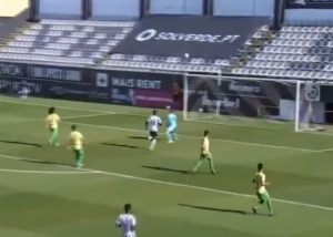 OVO SE NE VIĐA SVAKI DAN: Golman postigao gol sa celog terena! (VIDEO)