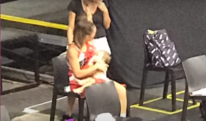 KOŠARKAŠICA NAPRAVILA PAUZU NA ZAGREVANJU, A ONDA JE POSTALA SVETSKI HIT: Beba je u centru pažnje! (VIDEO)